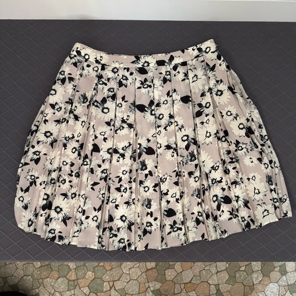 Banana Republic Floral Skater Skirt - Cream and Black, Women’s 2 - Picture 3 of 6